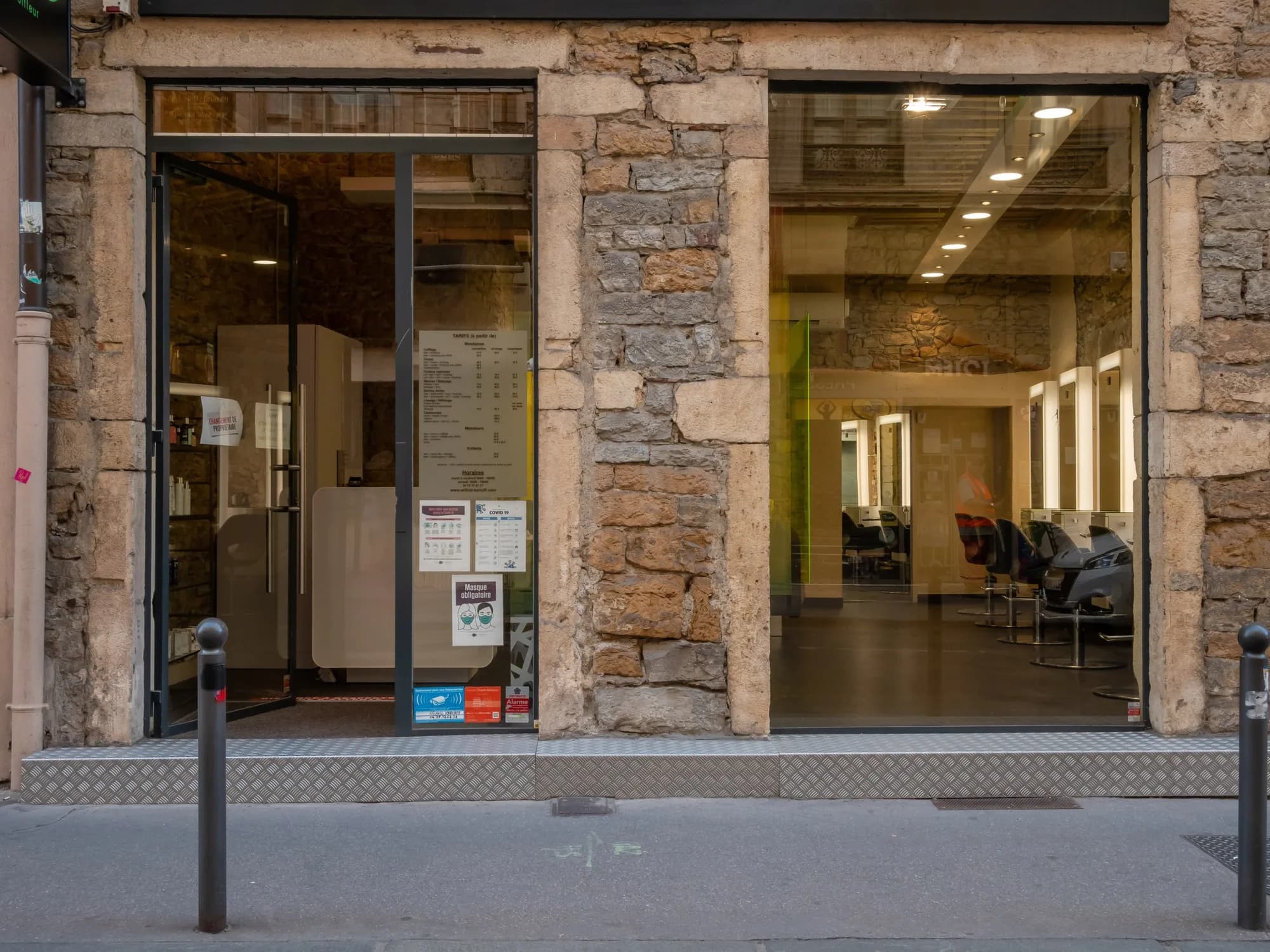 La façade en pierre du salon, rue de la Charité
