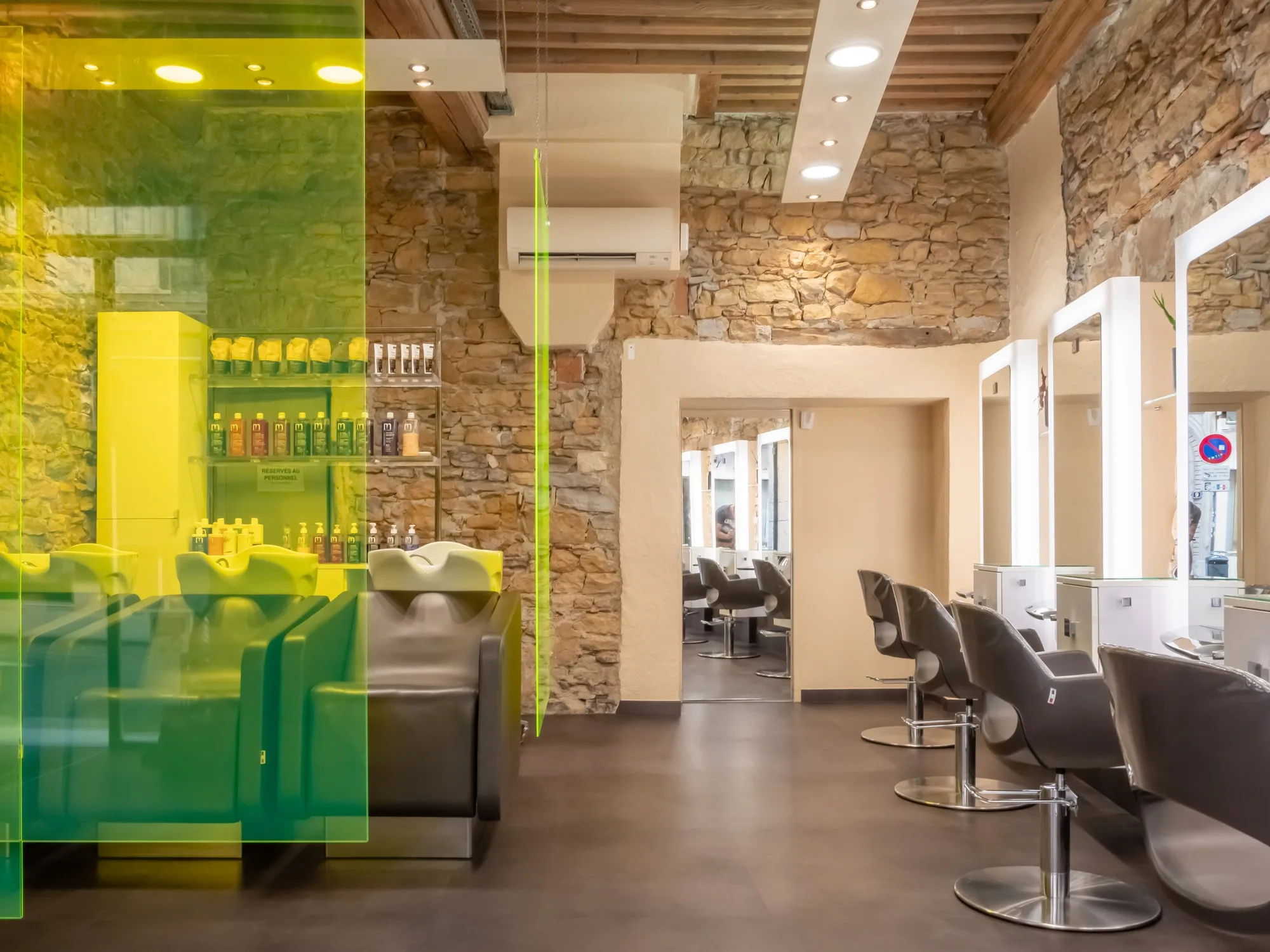 Étagères de produits de soin derrière le comptoir du salon