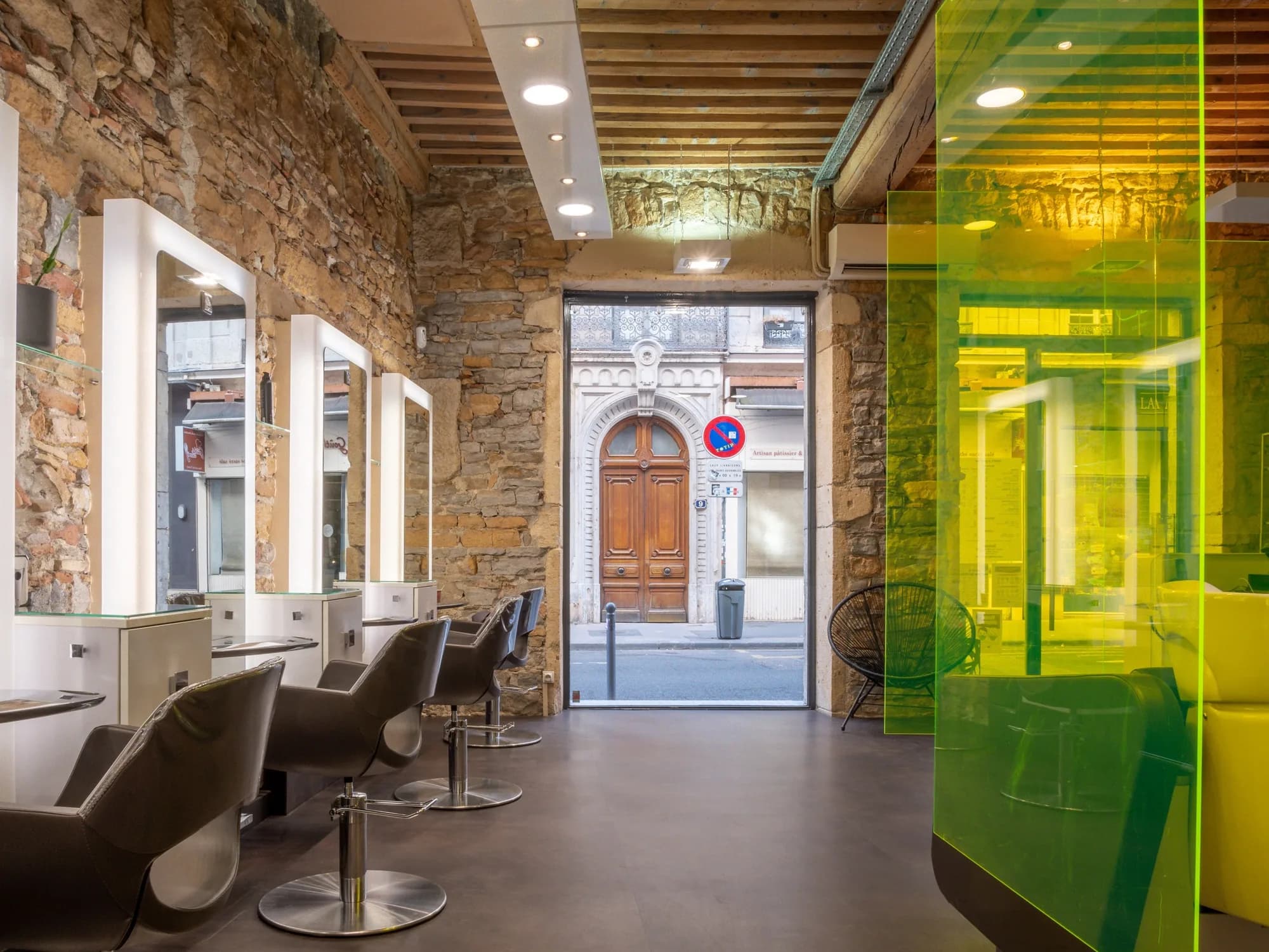 L'allée des postes de coiffage, miroirs blancs et mur de pierre