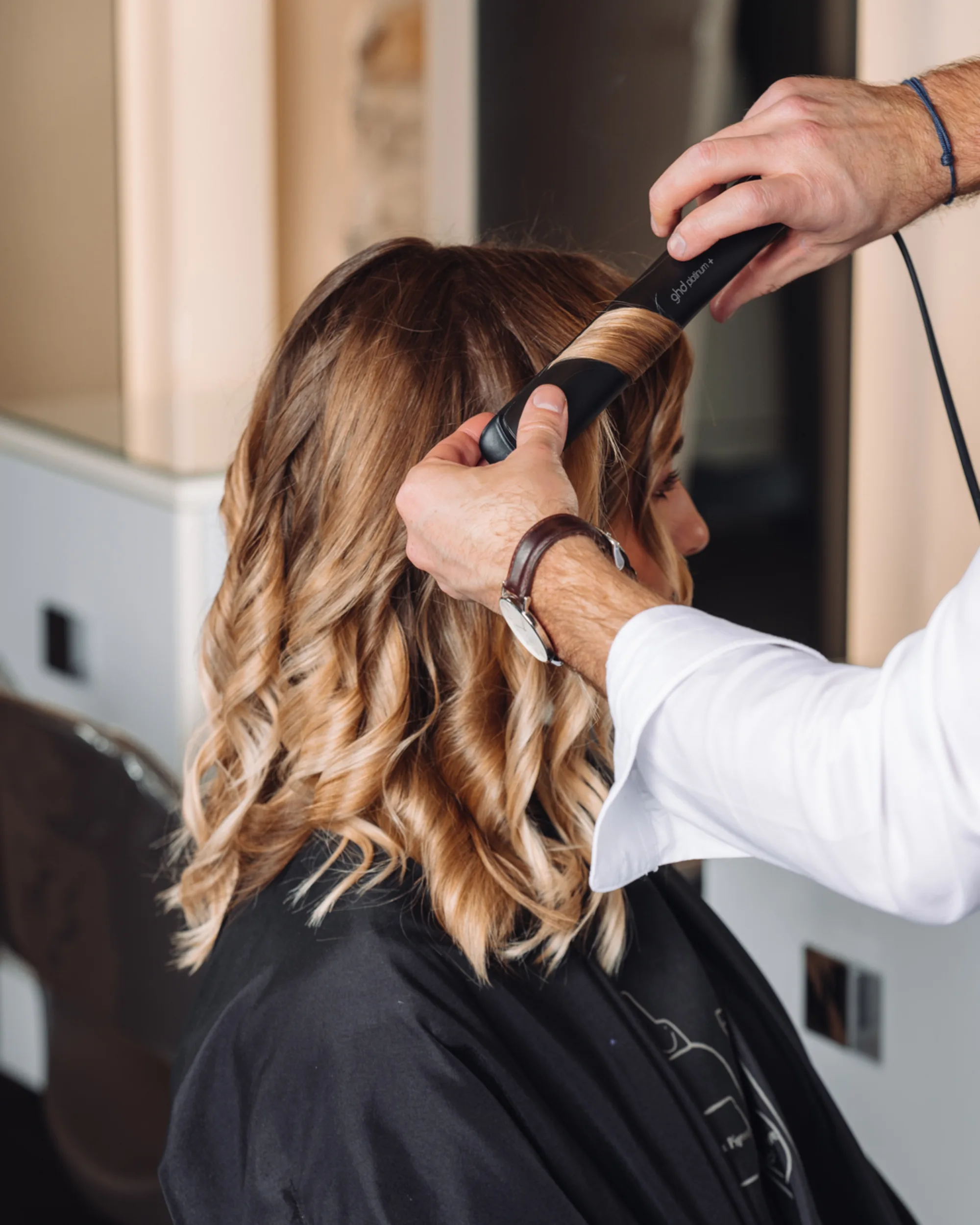 Boucles travaillées au fer sur des longueurs blondes balayées