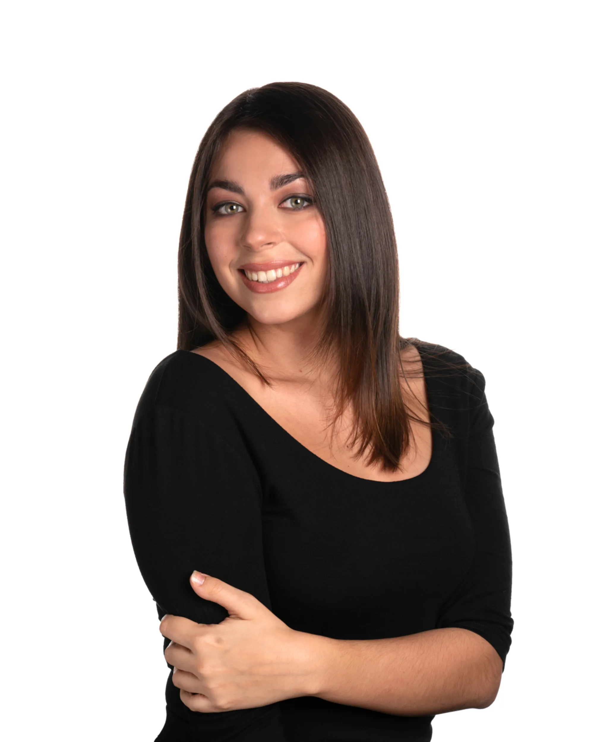Jeune femme aux cheveux bruns lisses mi-longs